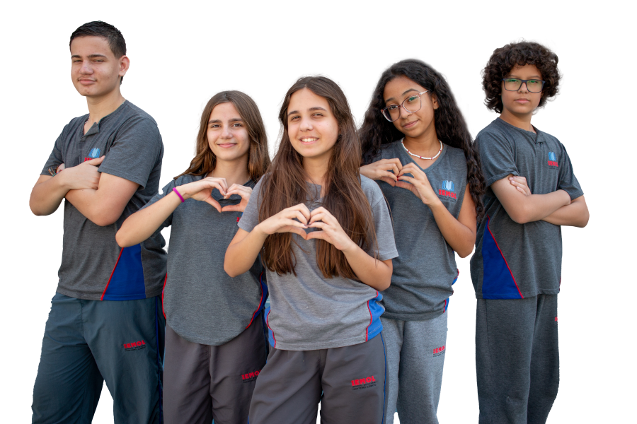 Menina com uniforme da IEMOL segurando um coração