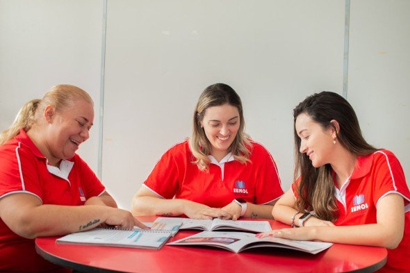 Professoras do IEMOL à mesa- Instituto Educacional Monteiro Lobato